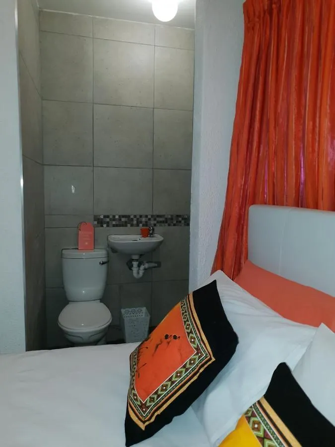 Lyronne Guest House, Shuttle And Tours Cape Town