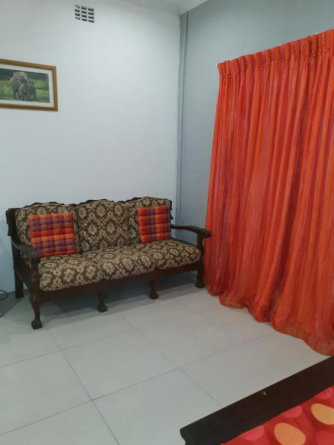 Lyronne Guest House, Shuttle And Tours Cape Town