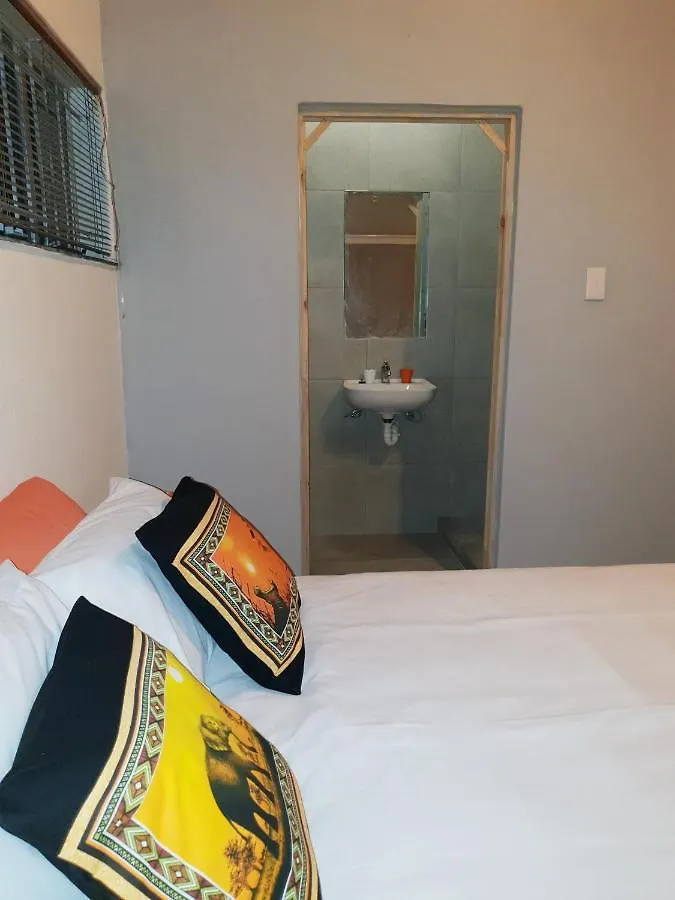 Lyronne Guest House, Shuttle And Tours Cape Town