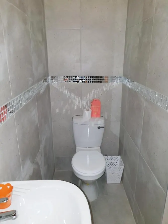Lyronne Guest House, Shuttle And Tours Cape Town