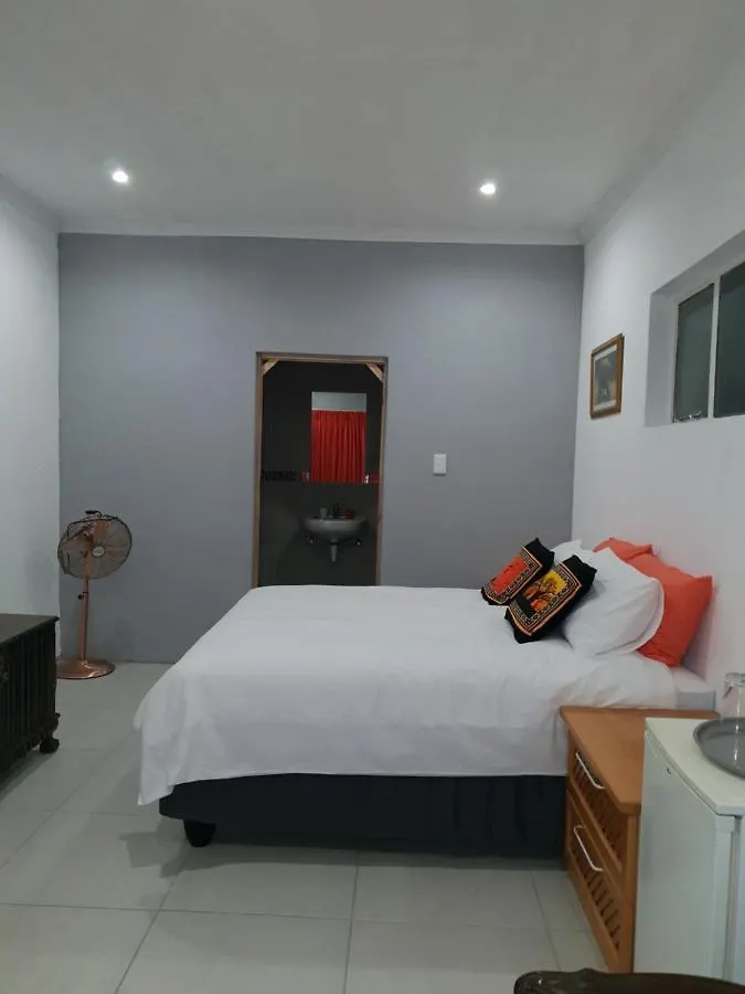 Lyronne Guest House, Shuttle And Tours Cape Town