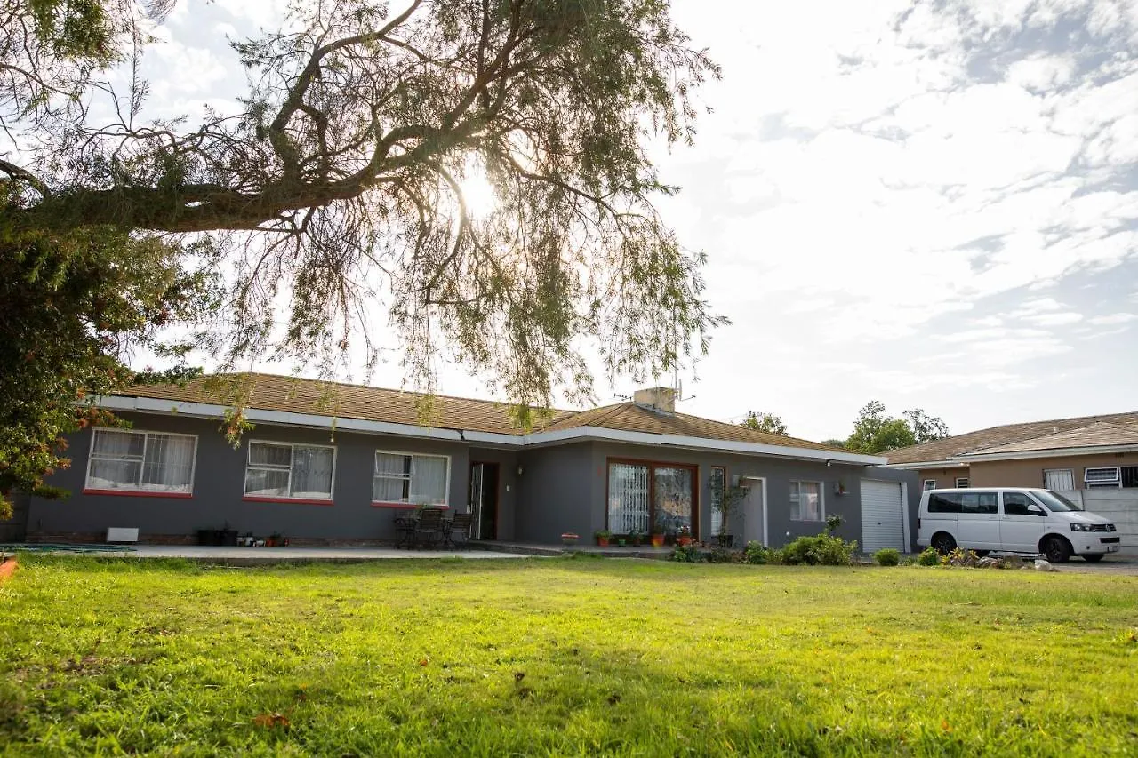 Lyronne Guest House, Shuttle And Tours Cape Town