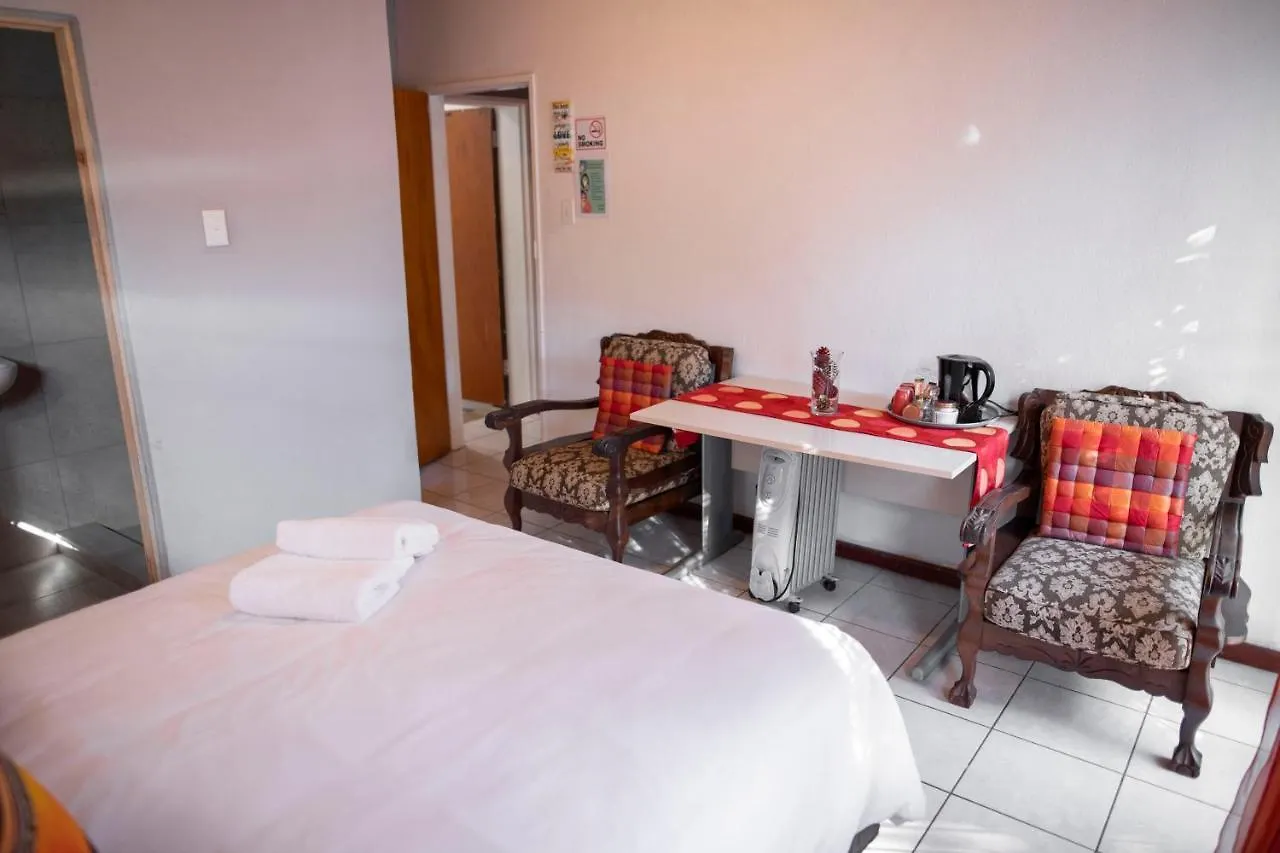 Lyronne Guest House, Shuttle And Tours Cape Town