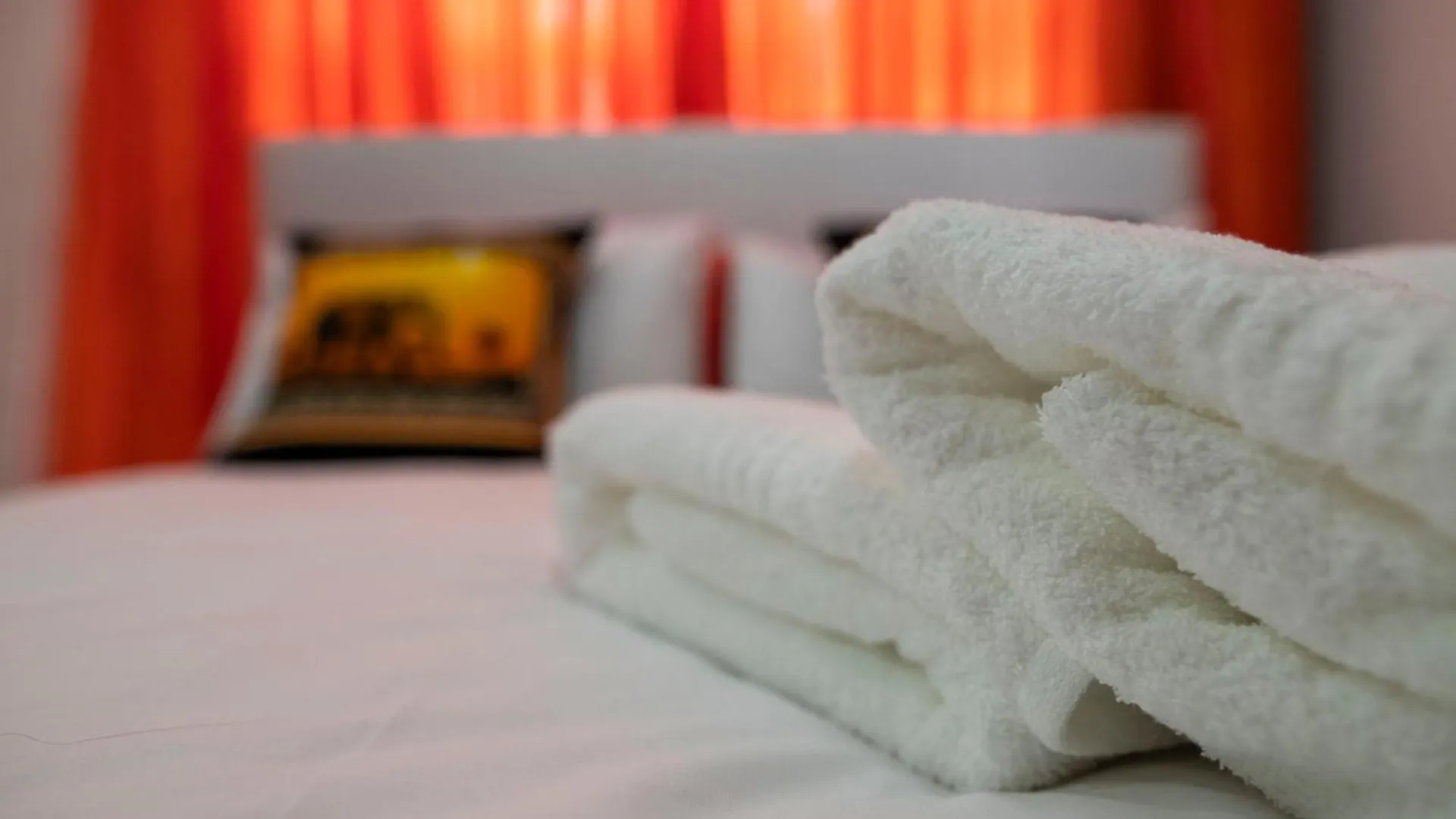 Lyronne Guest House, Shuttle And Tours Cape Town South Africa