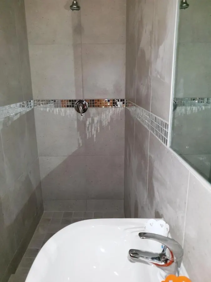 **  Lyronne Guest House, Shuttle And Tours Κέιπ Τάουν Νότια Αφρική
