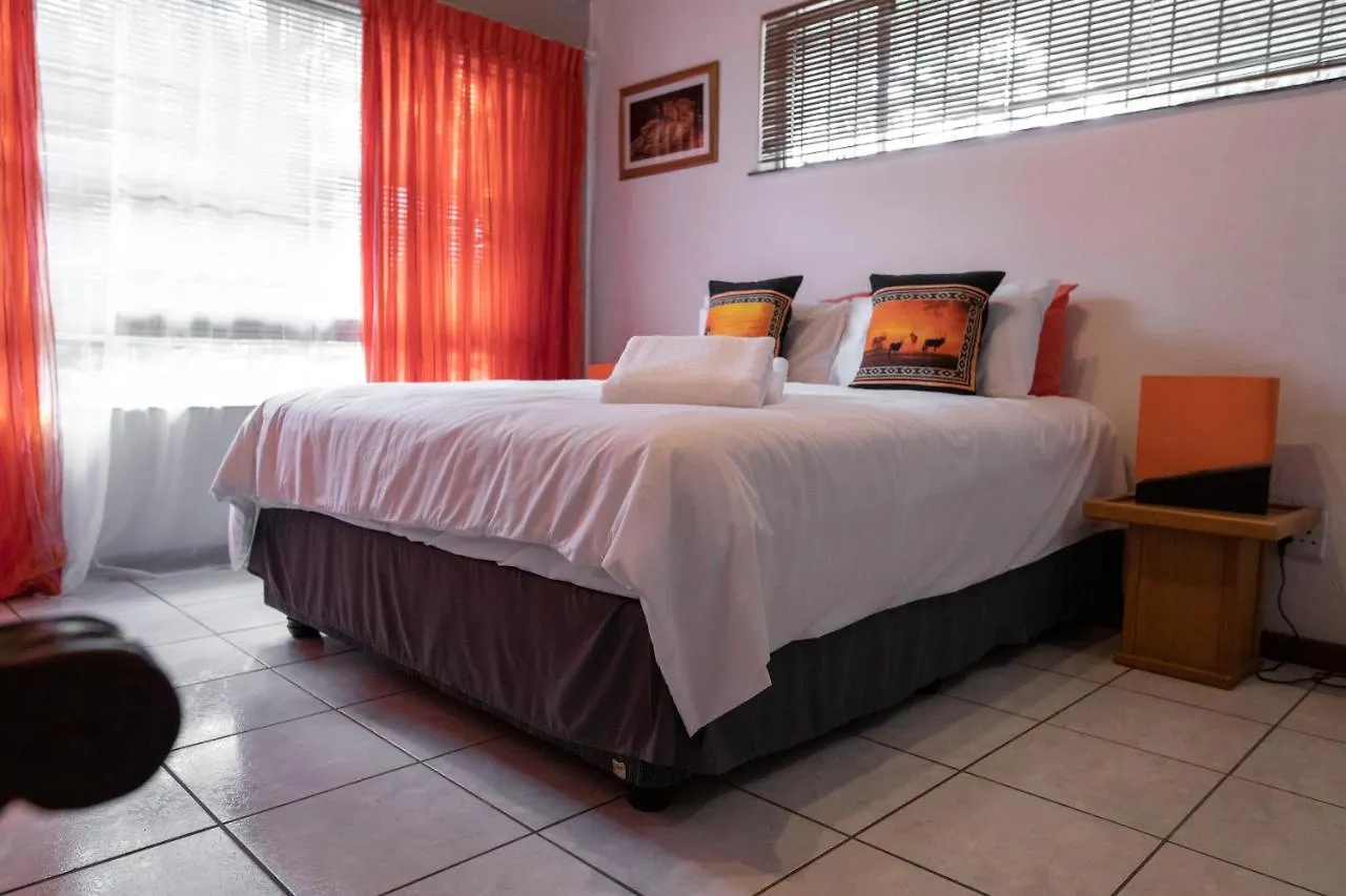 Lyronne Guest House, Shuttle And Tours Κέιπ Τάουν